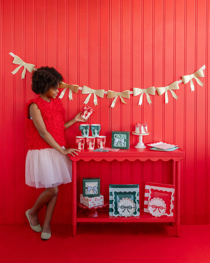 Red and Green Bow Scalloped Plate Set